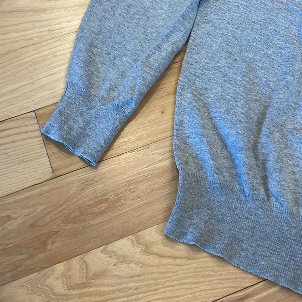Peter Millar V-neck gray sweater - size medium